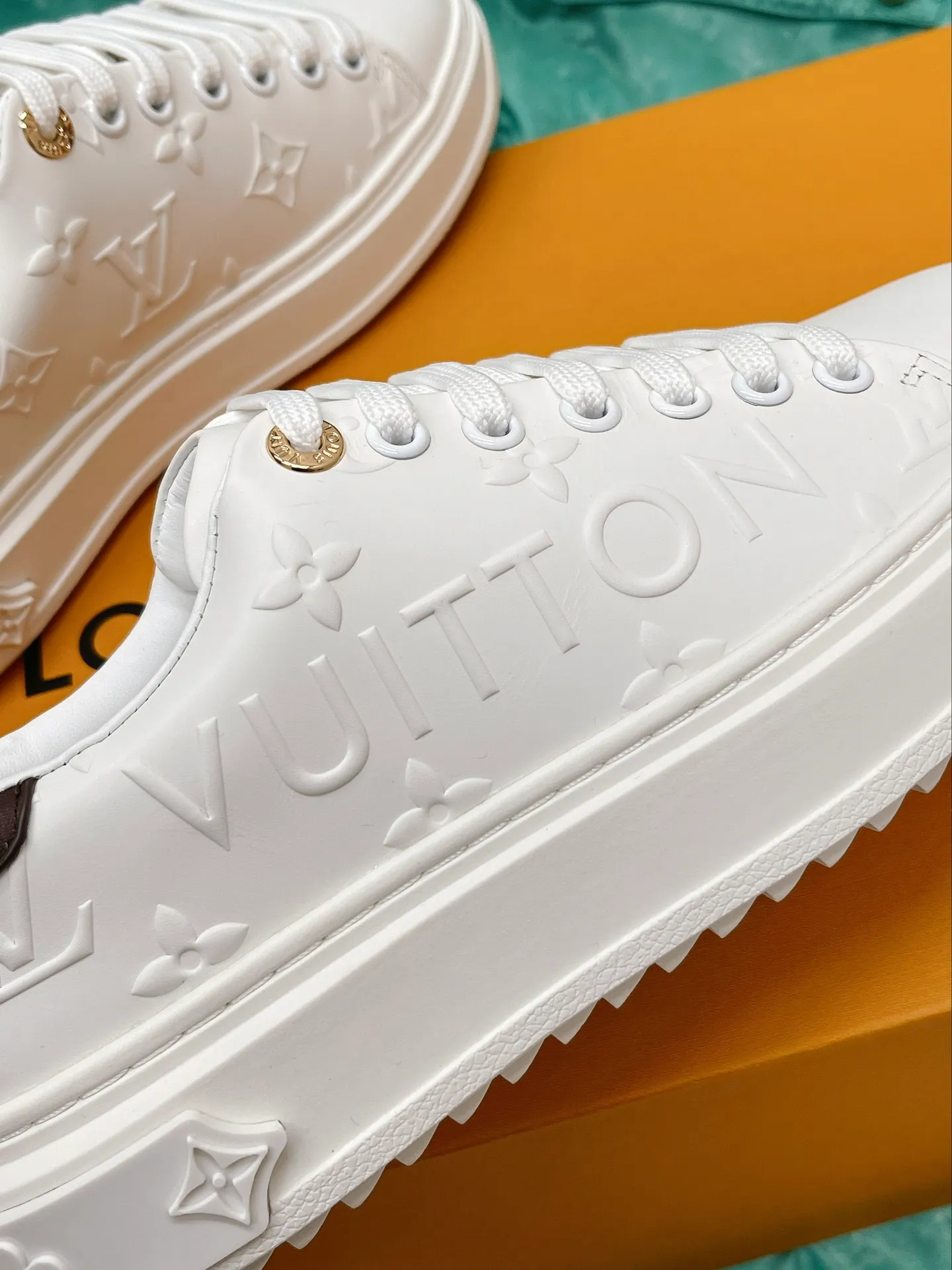 👟👟Ex-factory price 560👟👟 LV (couples model) Donkey brand 2022 new color Latest thick-soled white shoes Three-dimensional embossed technology New color Super good-looking Girly heart bursting with youthful vitality Versatile fashion —————————————————— Fabric: Cowhide Lining: Silk cowhide Outsole: T👟👟Ex-factory price R wear-resistant sole Code number: 35-45